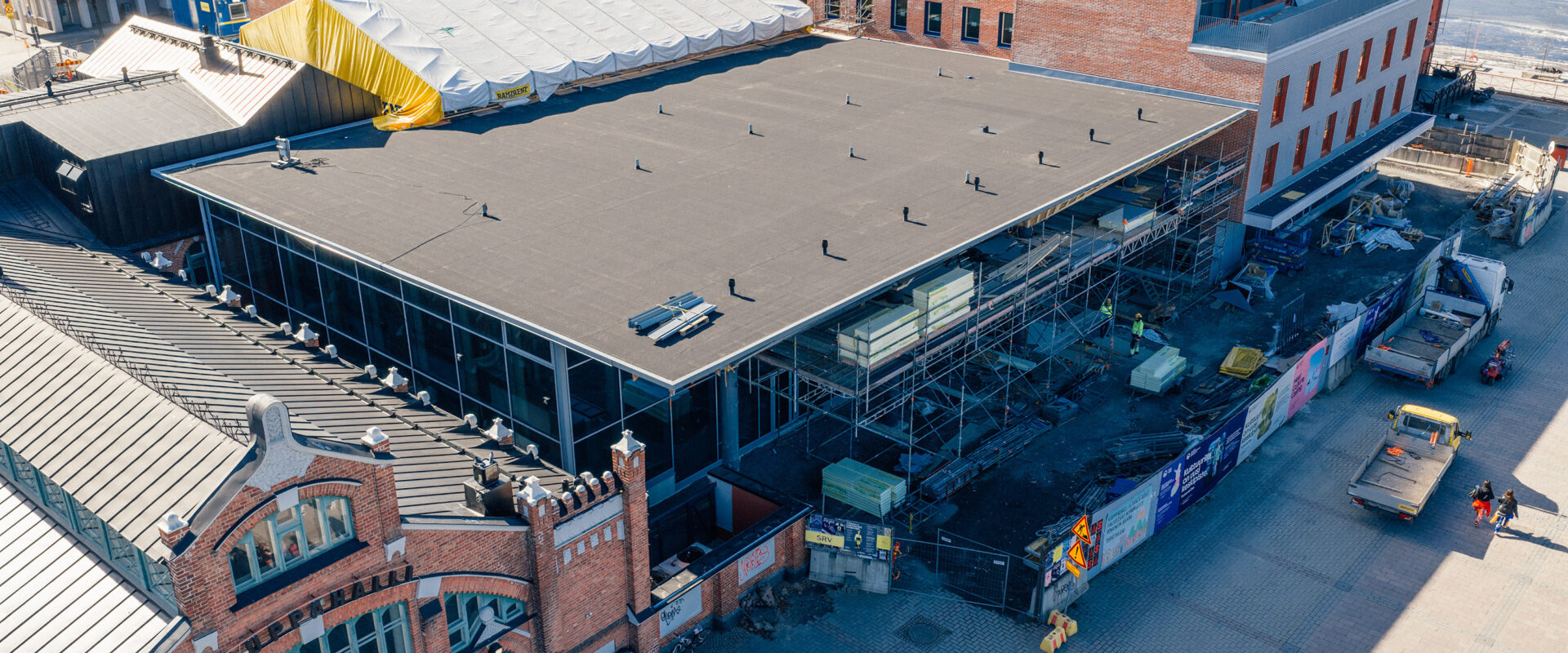 Tarkastamon työmaa yläilmista kuvattuna. Vasemmalla Kauppahalli, oikeassa yläkulmassa hotelli.
